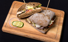 Сэндвич с копченой курицей и чесноком