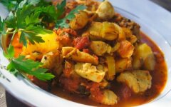 Куриный гуляш с картофелем и болгарским перцем