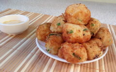Картофельные шарики с сыром во фритюре