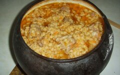 Перловка с говяжьей тушенкой в горшочках
