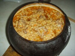 Перловка с говяжьей тушенкой в горшочках