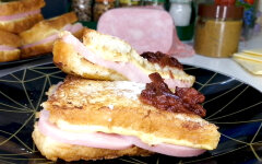 Сэндвич Монте Кристо с ветчиной, сыром и медом