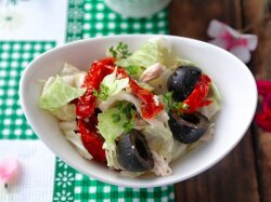 Салат с куриным филе, вялеными помидорами и маслинами