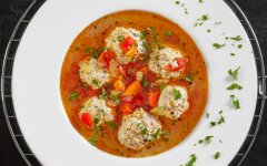 Куриные тефтели с брокколи и фасолью