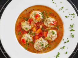 Куриные тефтели с брокколи и фасолью