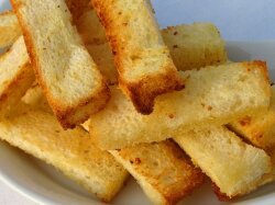 Хрустящие гренки из белого хлеба с чесноком