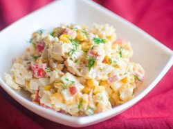 Салат с кукурузой, авокадо и крабовыми палочками