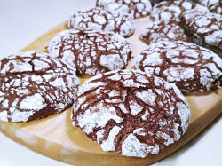 Мраморное шоколадное печенье с трещинками