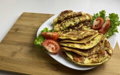 Оладушки с помидорами, зеленым луком и сыром