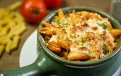 Курица с макаронами в горшочках