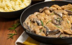 Вешенки с картофелем и свининой в сметане