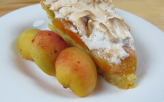 Песочный пирог с абрикосами и меренгой