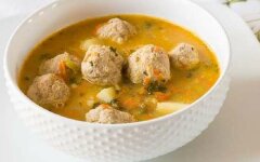 Суп с фрикадельками, картошкой и овощной зажаркой