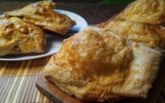 Конвертики из готового слоеного теста с ветчиной и сыром