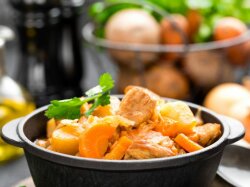 Жареное мясо с картофелем и капустой