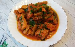 Азу из свинины по-домашнему с солеными огурцами