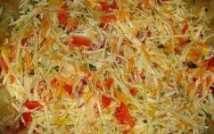 Овощной салат с капустой и перцем