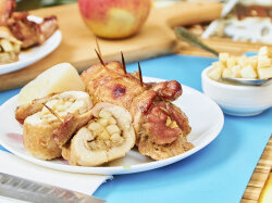 Фаршированные рулетики из куриного бедра с яблоками