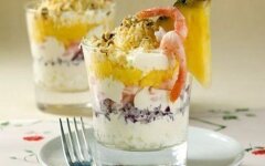 Салат с вареными креветками и ананасом