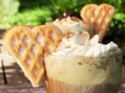 Айс-кофе с венскими вафельками