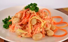 Салат из курицы, белой фасоли и моркови