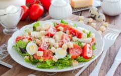 Салат Цезарь с креветками, лососем и перепелиными яйцами