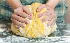 Сдобное дрожжевое тесто с изюмом и орехами