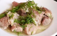 Тушеная свинина с луком и чесноком