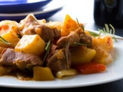 Рагу из свинины с картофелем и перцем чили