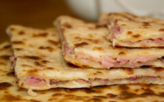 Быстрые сырные лепешки с ветчиной на кефире