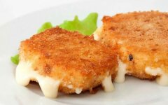 Жареный твердый сыр в хрустящей панировке