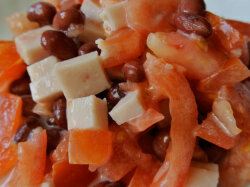 Быстрый салат с фасолью, ветчиной и помидорами