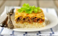 Рисовая запеканка с мясным фаршем и овощами в духовке