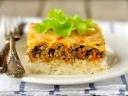 Рисовая запеканка с мясным фаршем и овощами в духовке