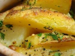 Тушеная картошка с мясом и сметаной в горшочках