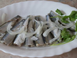 Килька в пряном маринаде с луком