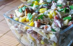 Салат с кириешками, красной фасолью и кукурузой
