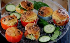 Маффины с огурцами и ветчиной