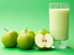 Яблочный коктейль на кефире с корицей