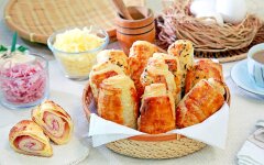 Слоеные рулеты с сыром и ветчиной из готового теста