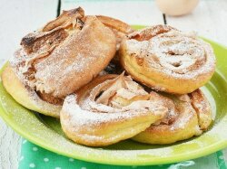 Нежные творожные булочки с вяленой вишней