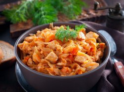 Тушеная капуста с куриным филе в томатном соке в мультиварке