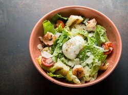 Салат «Цезарь» с креветками и яйцом-пашот за 5 минут