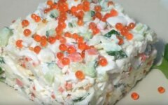 Салат «Цезарь» с креветками, крабовыми палочками и икрой