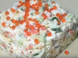 Салат «Цезарь» с креветками, крабовыми палочками и икрой