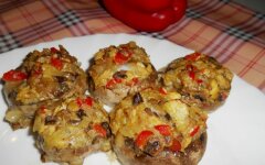 Шляпки шампиньонов с овощами и сыром