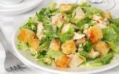 Капустный салат с ветчиной и сухариками