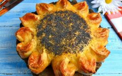 Праздничный пирог «Подсолнух» с мясом и сыром