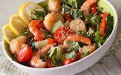 Салат из судака с креветками и овощами