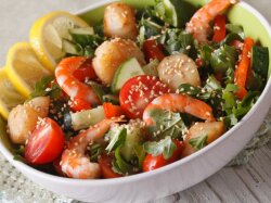 Салат из судака с креветками и овощами